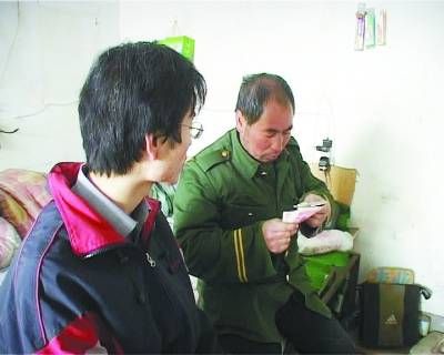 大学生儿子收入不如打工的爹 读书改变了什么?