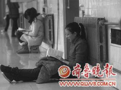 公考路上坚持放弃此起彼伏 大学生成主力军