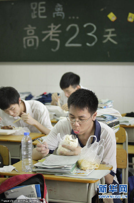 5��14��,���ݵ�����ѧ����ĳ��,ѧ��һ���ڳ԰���һ�������⡣�߿�ʱ��Խ��Խ��,Ϊ����ȡʱ��,�ܶ�ѧ��һ�����ٶ���ѧУ�㶨��(ͼƬ��Դ:CFP)