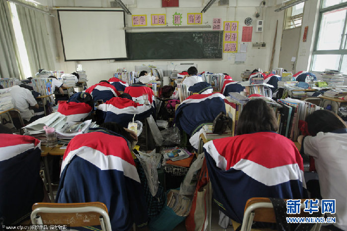 ����ɽ��·��Ϊ���������ظ߿�ѧ������̡���̬