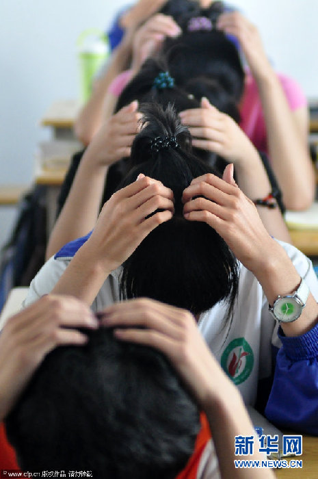 5��22��,ɽ��ʡ������ĳ�����꼶�����ڿμ䰴Ħ�Լ���ͷ����(ͼƬ��Դ:CFP)