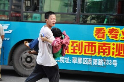 男生抱昏倒女生找警察。