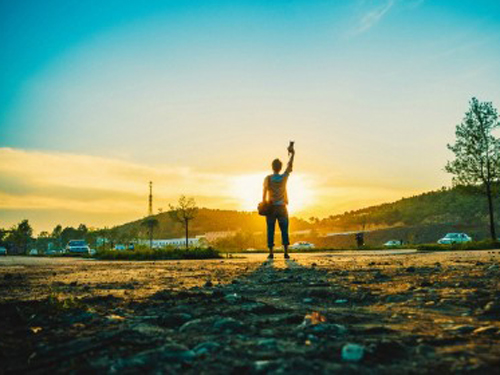 以行为取名,如“秉”字取名