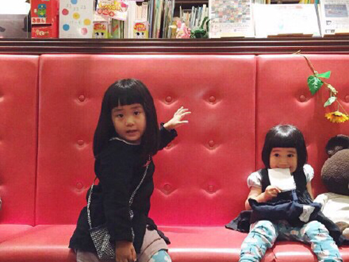 以行为取名,如“传”字取名