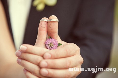 梦见结婚戒指是什么意思