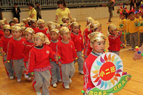 大手牵小手,健康来成长——阳光体育节活动剪影 作文