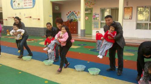 大手牵小手,健康来成长——阳光体育节活动剪影 作文