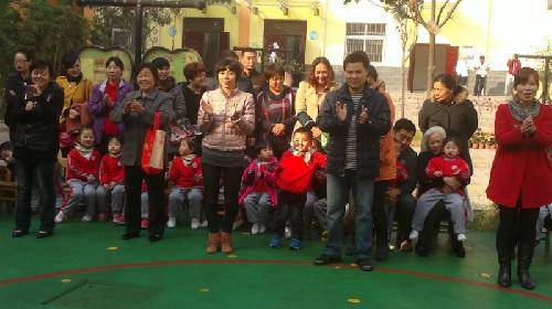 大手牵小手,健康来成长——阳光体育节活动剪影 作文