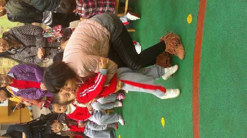 大手牵小手,健康来成长——阳光体育节活动剪影 作文