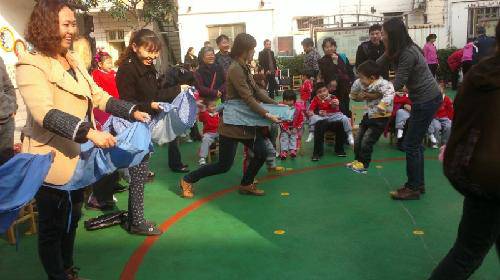 大手牵小手,健康来成长——阳光体育节活动剪影 作文