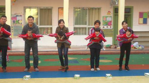 大手牵小手,健康来成长——阳光体育节活动剪影 作文