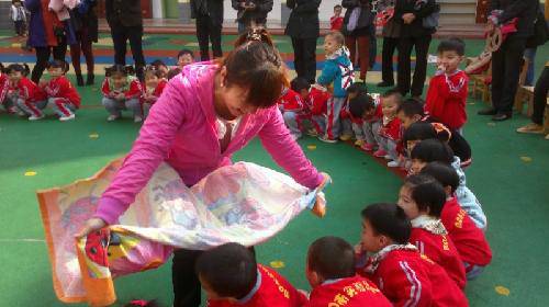 大手牵小手,健康来成长——阳光体育节活动剪影 作文