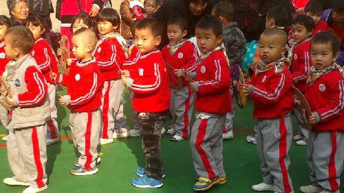 大手牵小手,健康来成长——阳光体育节活动剪影 作文