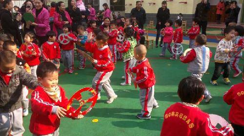 大手牵小手,健康来成长——阳光体育节活动剪影 作文