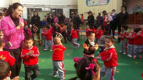 大手牵小手,健康来成长——阳光体育节活动剪影 作文