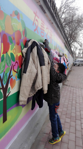 城市的墙 ——“友善之墙”传递爱心作文