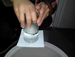 玩中的乐趣----杯子里的魔术作文