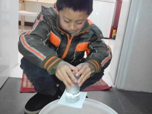 玩中的乐趣----杯子里的魔术作文