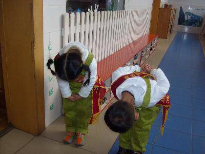 晾晾我班的“礼仪小标兵”(~附图~)作文