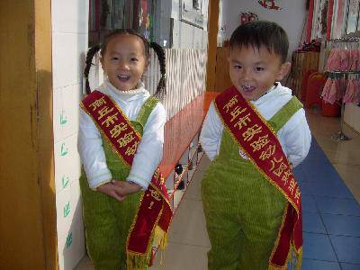 晾晾我班的“礼仪小标兵”(~附图~)作文