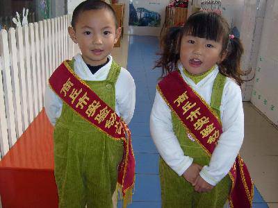 晾晾我班的“礼仪小标兵”(~附图~)作文