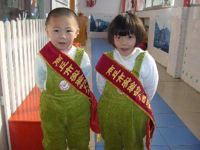 晾晾我班的“礼仪小标兵”(~附图~)作文