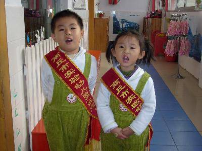 晾晾我班的“礼仪小标兵”(~附图~)作文