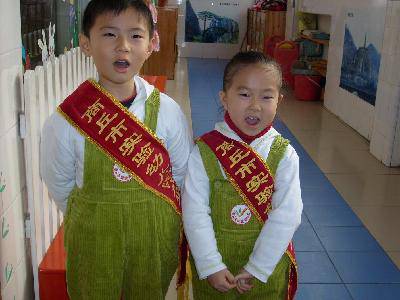 晾晾我班的“礼仪小标兵”(~附图~)作文