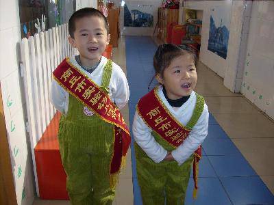 晾晾我班的“礼仪小标兵”(~附图~)作文