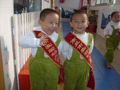 晾晾我班的“礼仪小标兵”(~附图~)作文