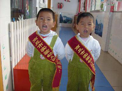 晾晾我班的“礼仪小标兵”(~附图~)作文