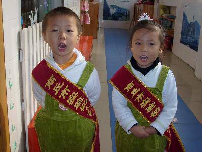 晾晾我班的“礼仪小标兵”(~附图~)作文