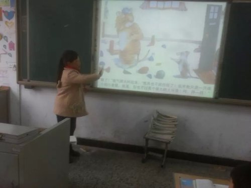 美丽的教室,精彩的故事(妈咪在线)作文