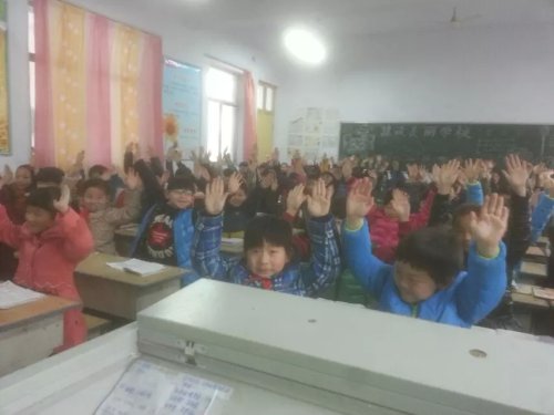 美丽的教室,精彩的故事(妈咪在线)作文