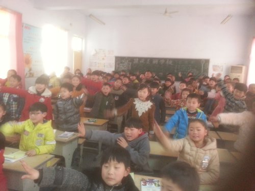 美丽的教室,精彩的故事(妈咪在线)作文