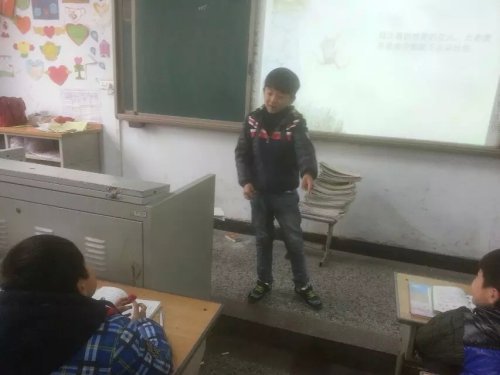 美丽的教室,精彩的故事(妈咪在线)作文