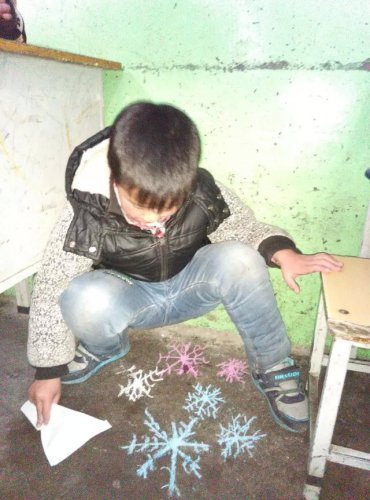 在教室地上画雪花的孩子们作文