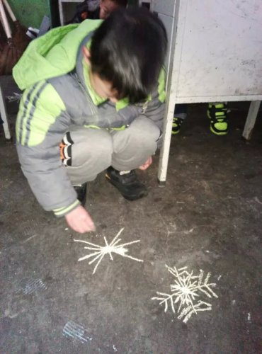 在教室地上画雪花的孩子们作文