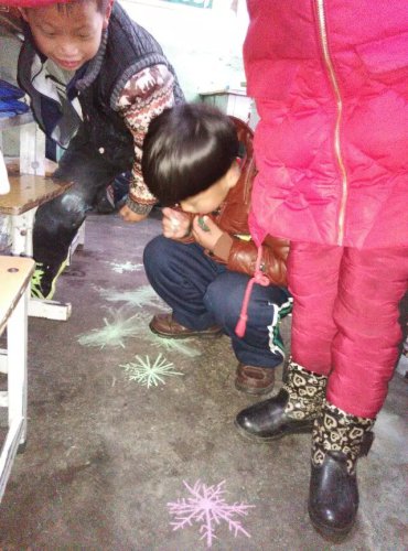 在教室地上画雪花的孩子们作文