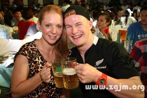 梦见与朋友一起又吃又喝是什么意思