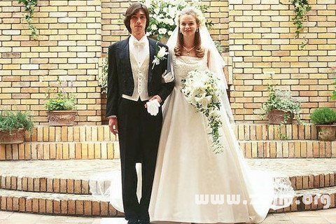 梦见新娘礼服破烂是什么意思