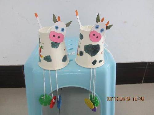 废弃纸杯手工秀:奶牛风铃 作文