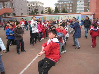 西北风吹不去我们心中的热情——快乐拔河赛作文