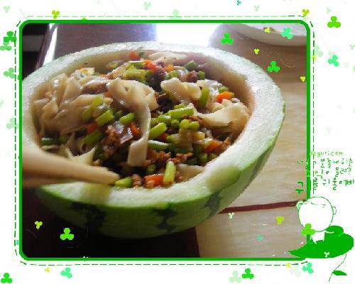 戴着泳镜做晚饭作文