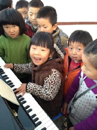 小手拉小手,我们一起走(图)作文