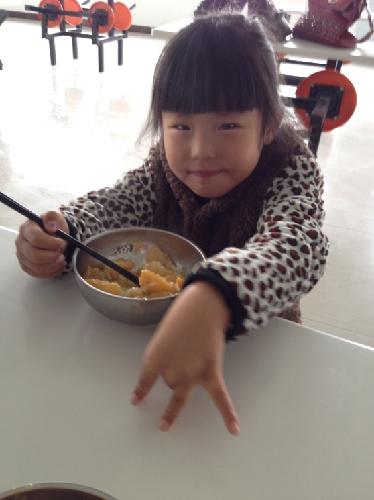 小手拉小手,我们一起走(图)作文