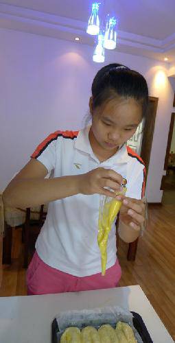 用实验的态度——记妞第一次做面包作文