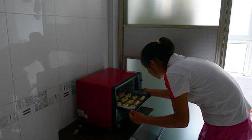 用实验的态度——记妞第一次做面包作文