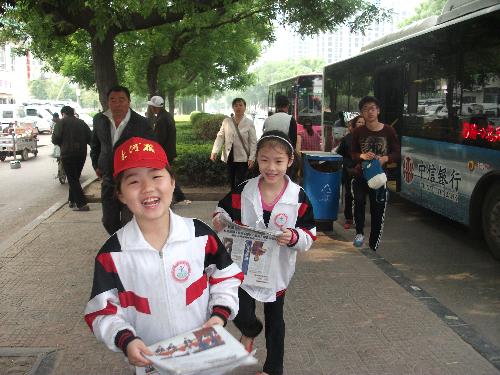 母亲节,“小报童”卖报记作文