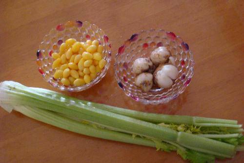 我跟妈妈学厨艺——第一道菜:银杏、百合炒西芹作文